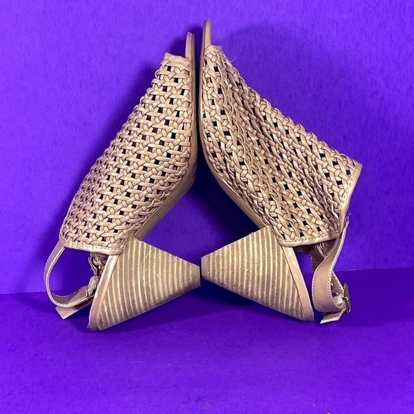 Vince Camuto EIANA Caged Peep Toe Lattice Pyramid Slingback Sandals Size 10 - Picture 7 of 9